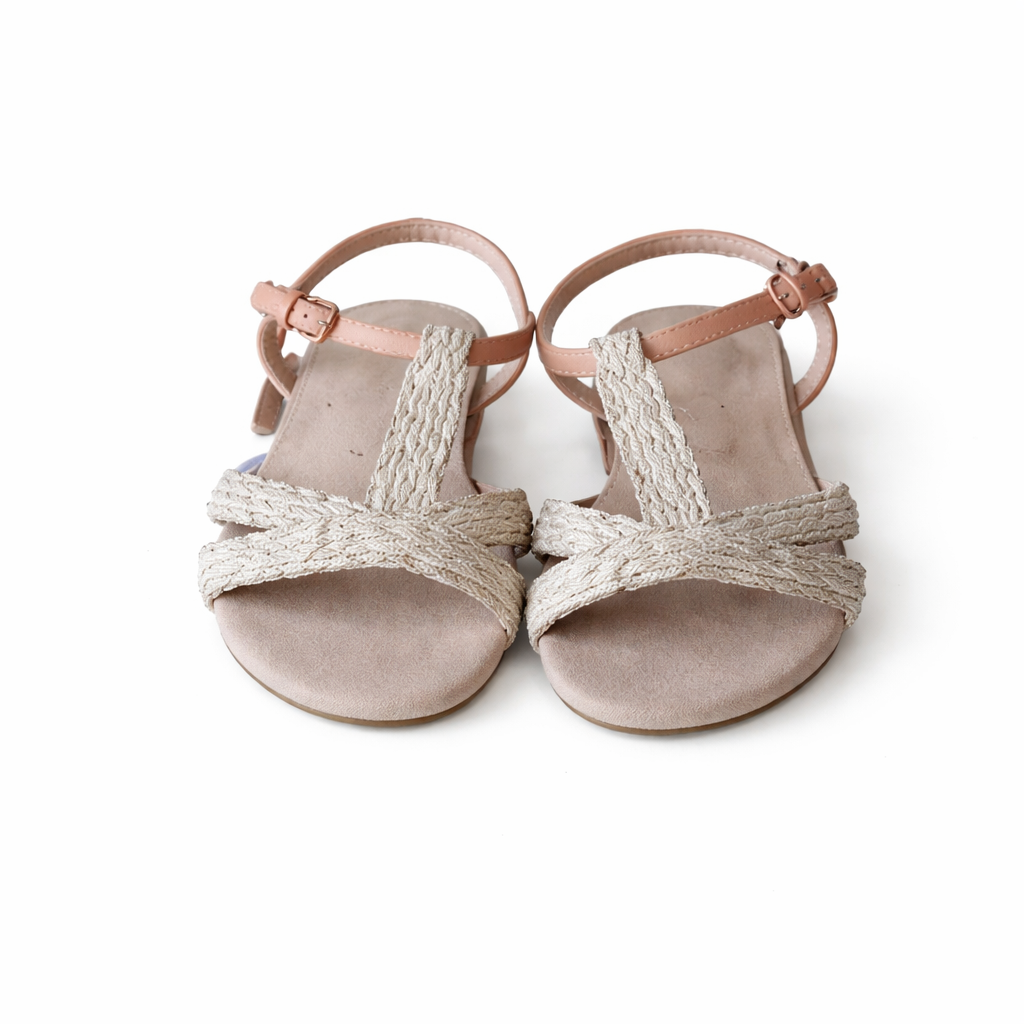 White, pearly, dainty, classic, feminine (Mgtn)