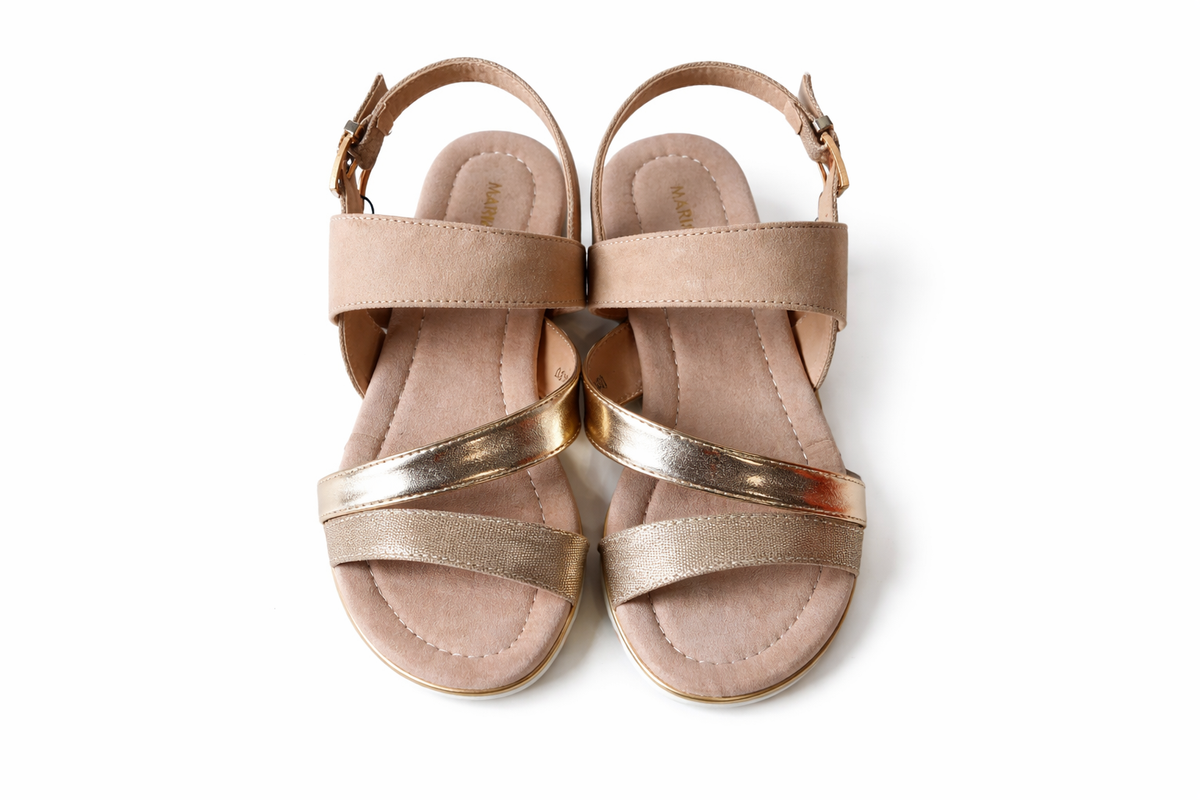 Trendy beige and gold sandals  (Mariamare)