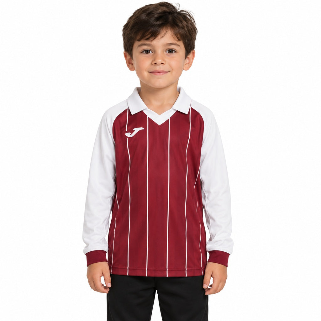 قميص أولادي عنابي بخطوط بيضاء – JOMA – زاوية أمامية على موديل بخلفية بيضاء